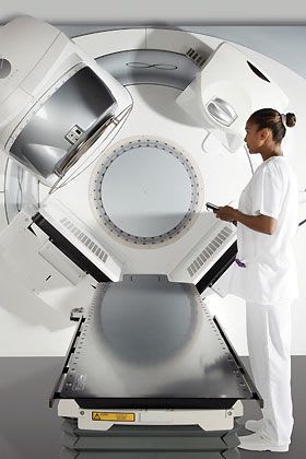 Radiation therapy linear particle accelerator / robotized positioning tables Infinity™ Elekta
